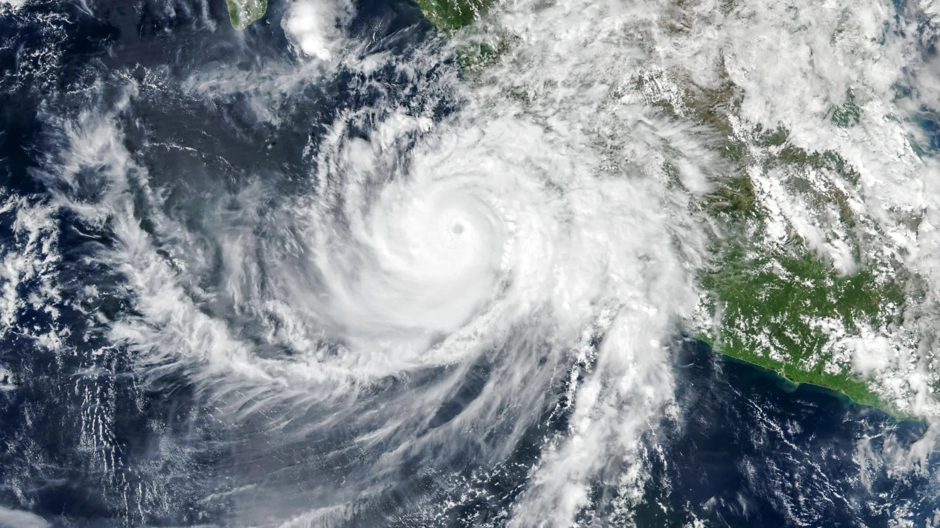 Atmospheric Gravity Waves Imaged Above Hurricane Simon